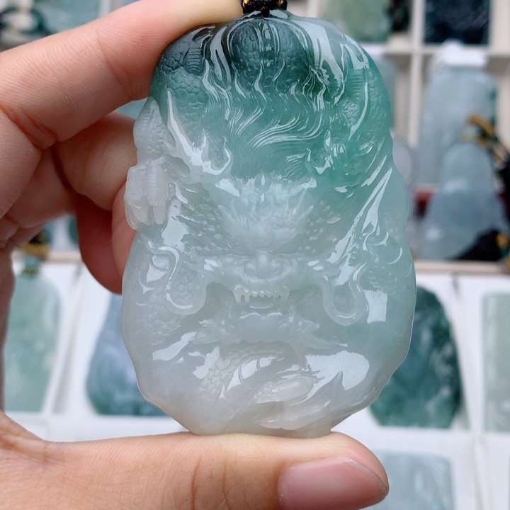 翡翠未镶嵌颈饰龙