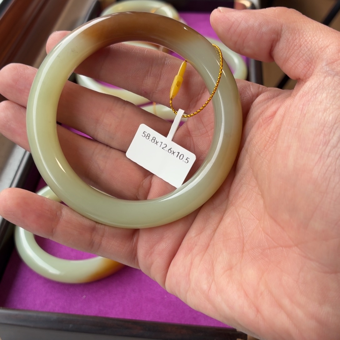 和田玉（糖玉）未镶嵌手镯