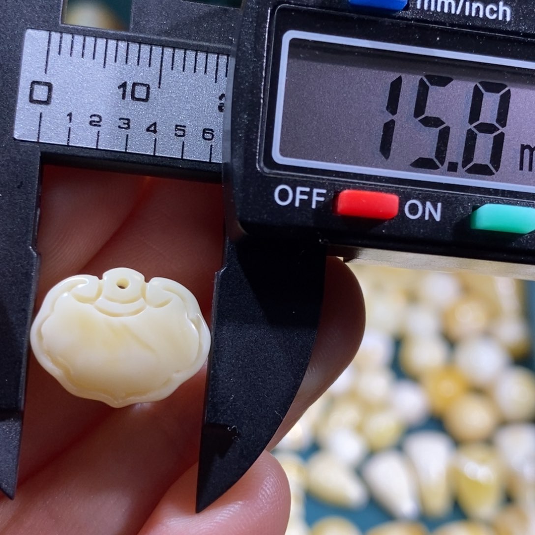 蜜蜡裸石未镶嵌配饰