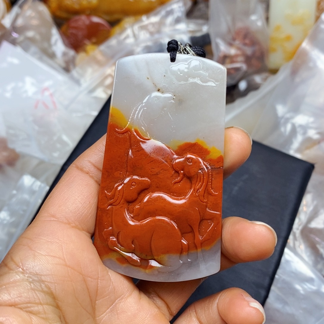 石英质玉（黄龙玉）颈饰未镶嵌