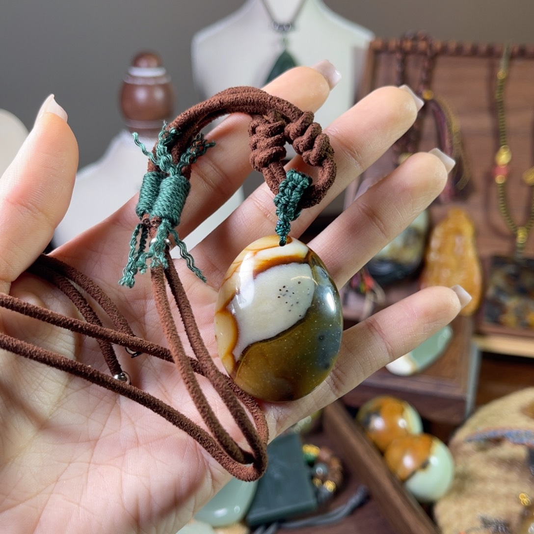 用***4蛇纹石玉未镶嵌颈饰