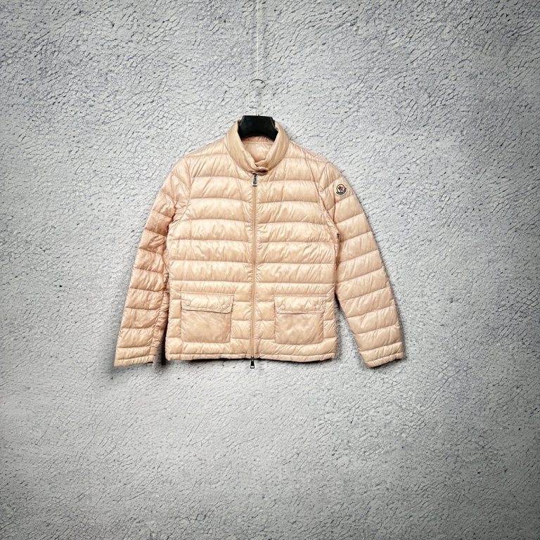 98 Moncler 蒙口/盟可睐 粉色徽标贴饰拉链轻薄羽绒服外套  1码