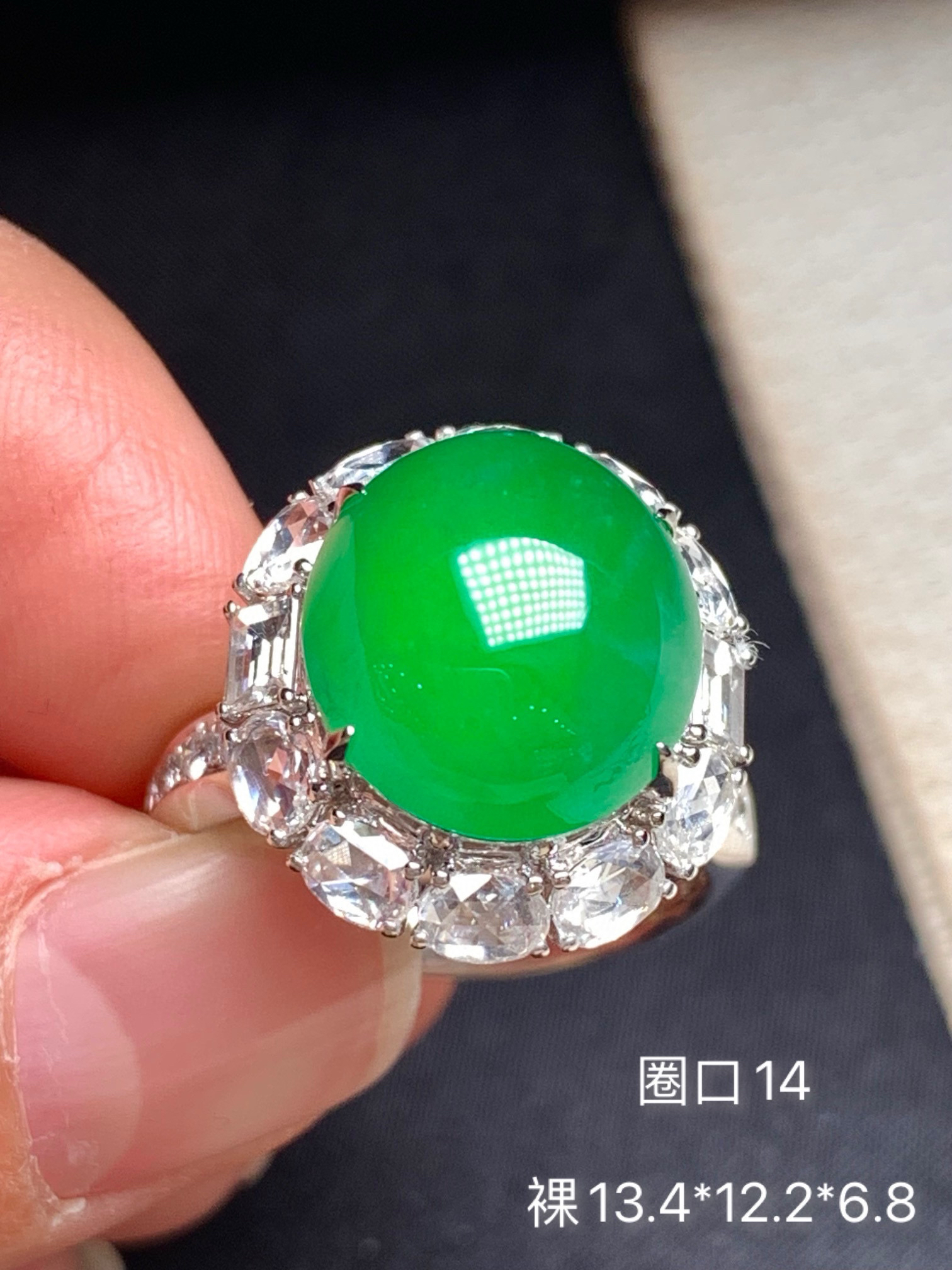 满绿蛋面翡翠戒指 颜色阳 品质一流 圆润饱满 镶嵌精致