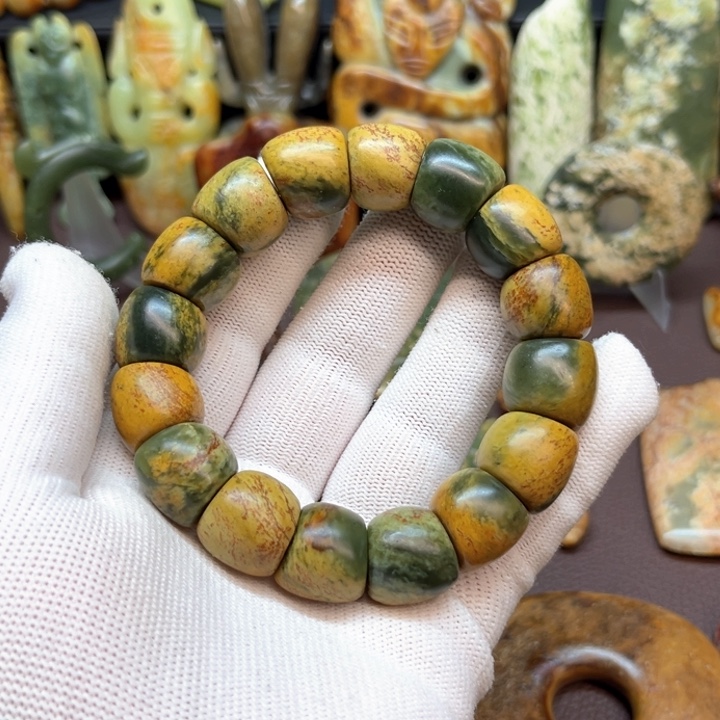 未镶嵌岫岩河磨玉（透闪石质玉）车挂席*