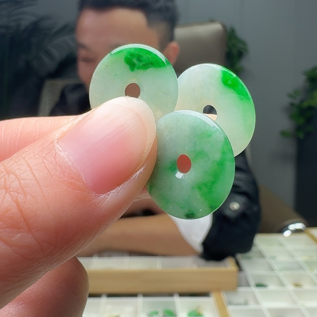 翡翠未镶嵌吊坠(不含链)多样性发货其一