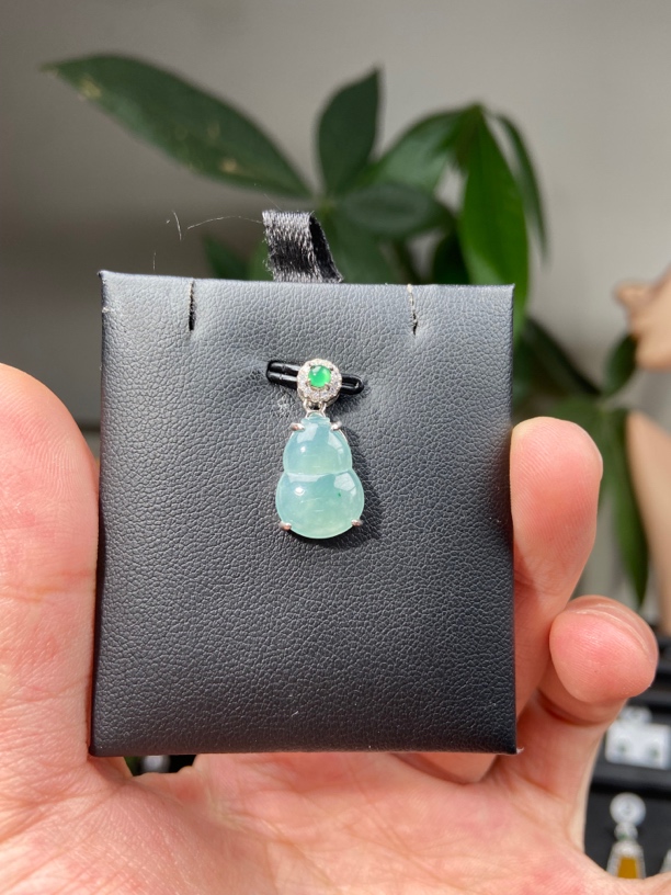 S925银镶嵌天然A货翡翠葫芦吊坠