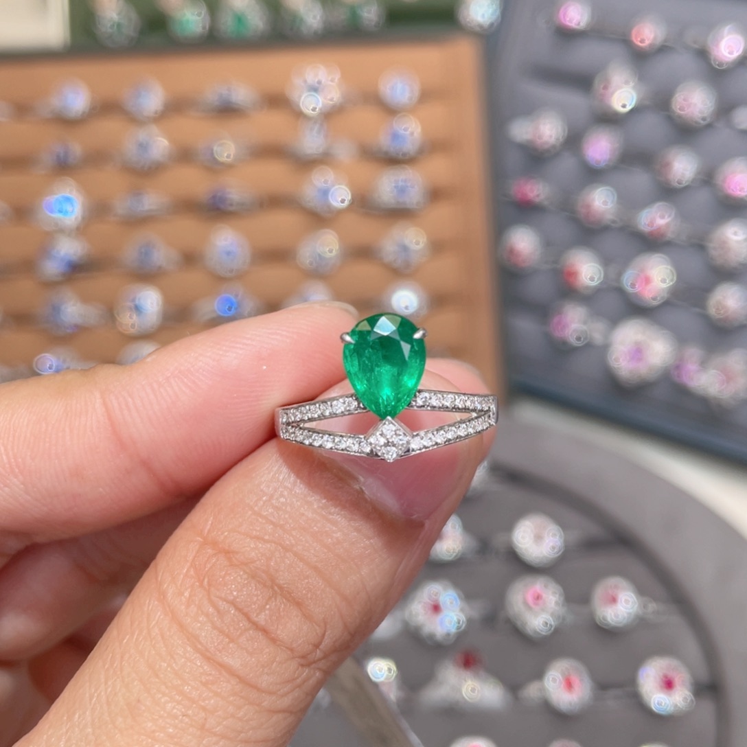 祖母绿戒指18K金镶嵌1.45ct 