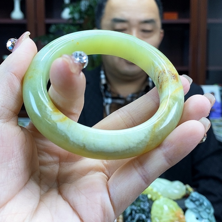 蛇纹石玉吊坠未镶嵌