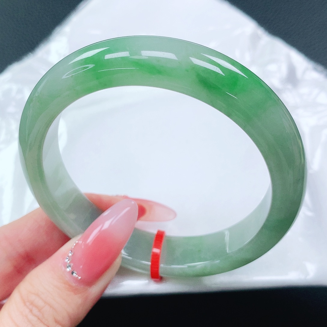 翡翠手镯未镶嵌56圈