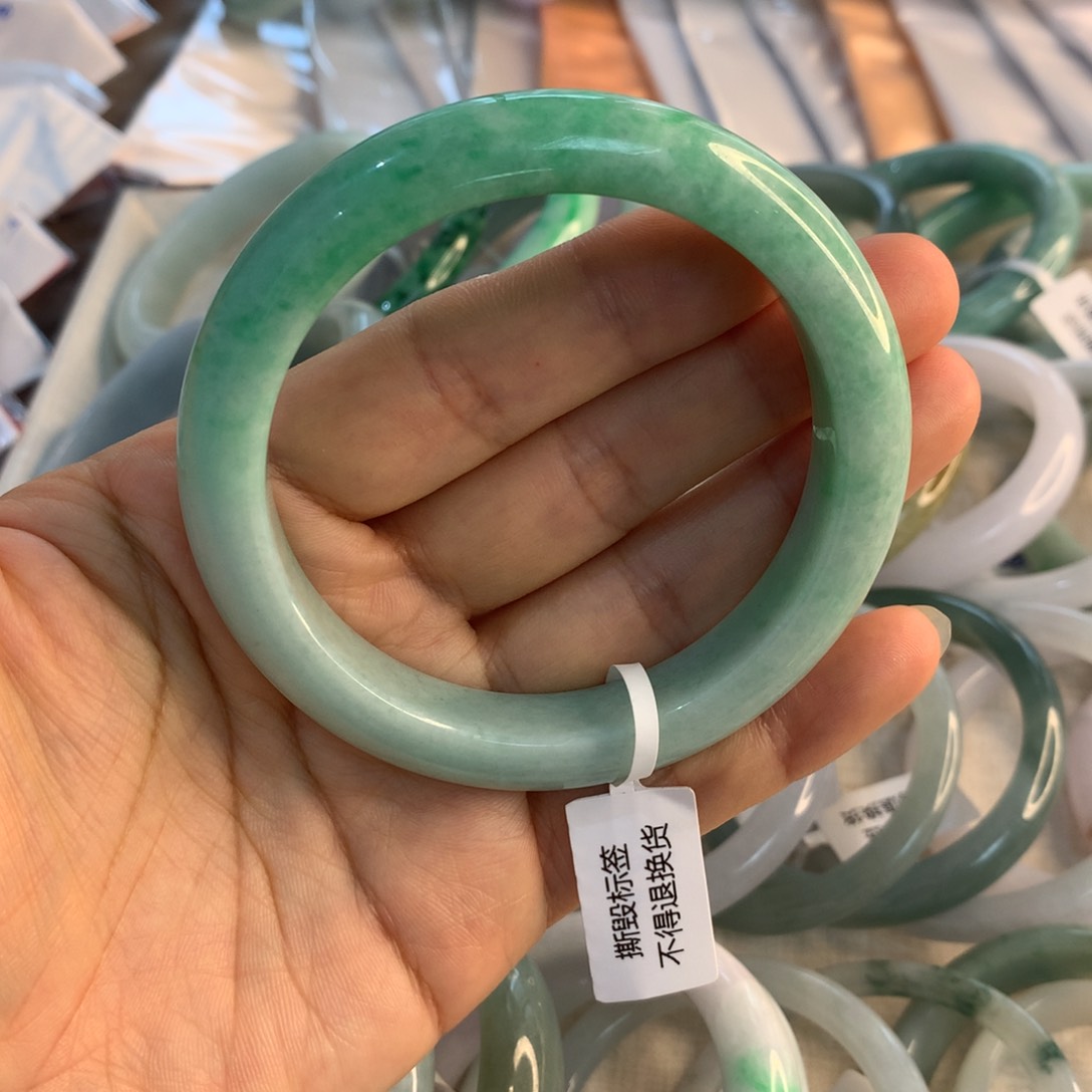 翡翠手镯未镶嵌满绿59.5