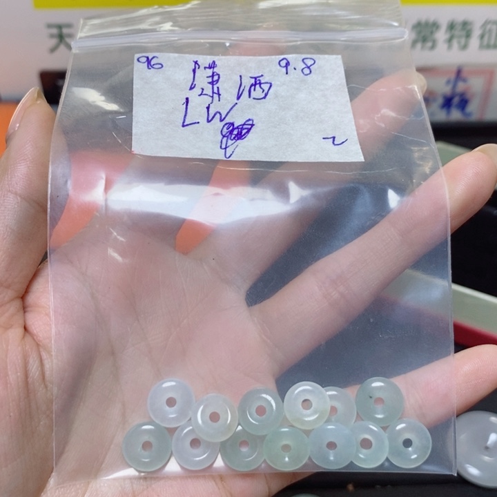 潇***洒未镶嵌定制翡翠不退