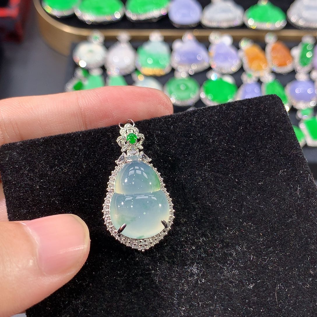 翡翠18K金镶嵌颈饰