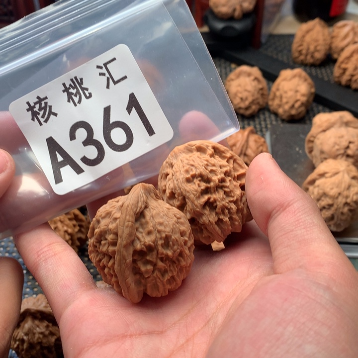 文玩核桃吊坠红狮子