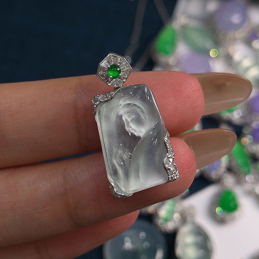 翡翠18K金镶嵌颈饰观音