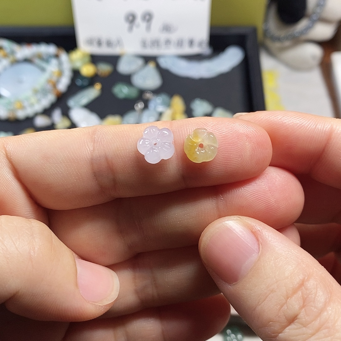 君***翡翠未镶嵌颈饰小滴溜