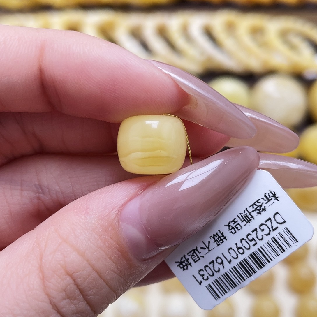 琥珀未镶嵌裸石11.8*9.9mm