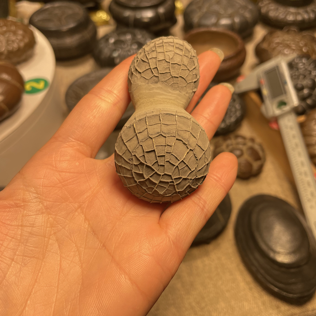 细密纹龟纹石小手把件天然原石文玩把件随身把玩件工艺品