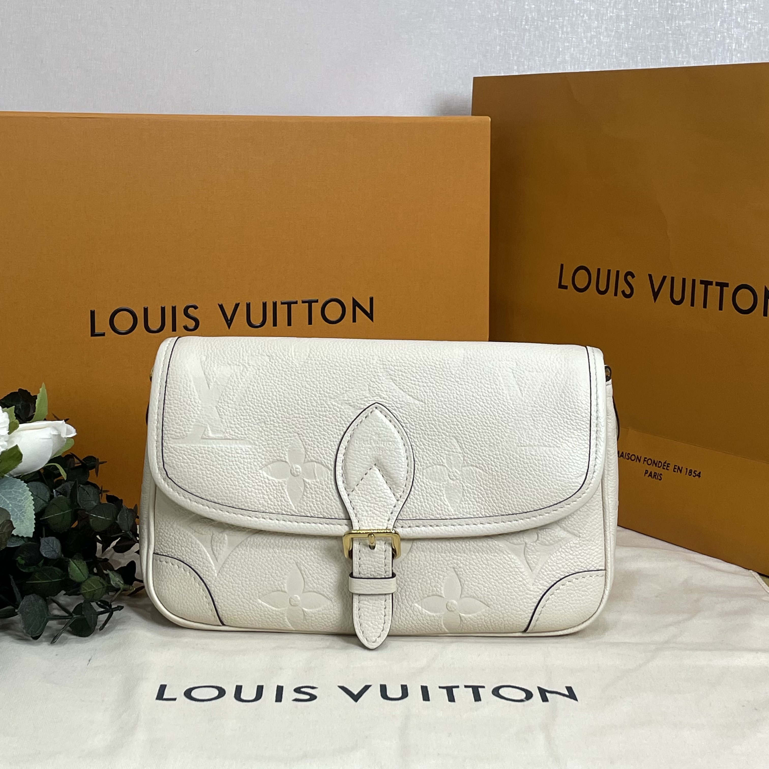 未使用 LouisVuitton/路易威登 壹所奢品/全白法棍斜跨包/闲置