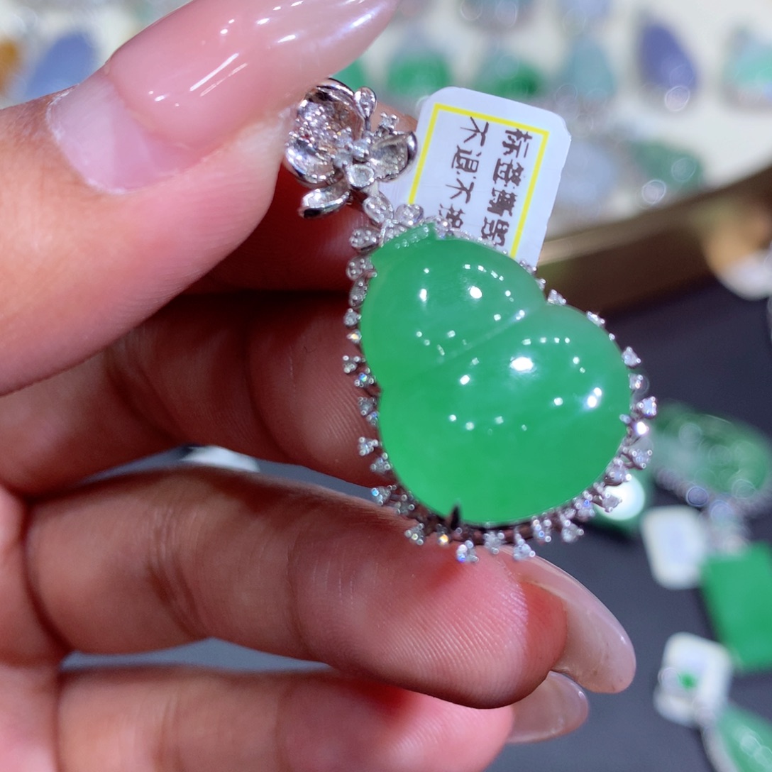 翡翠吊坠(赠链)18K金镶嵌