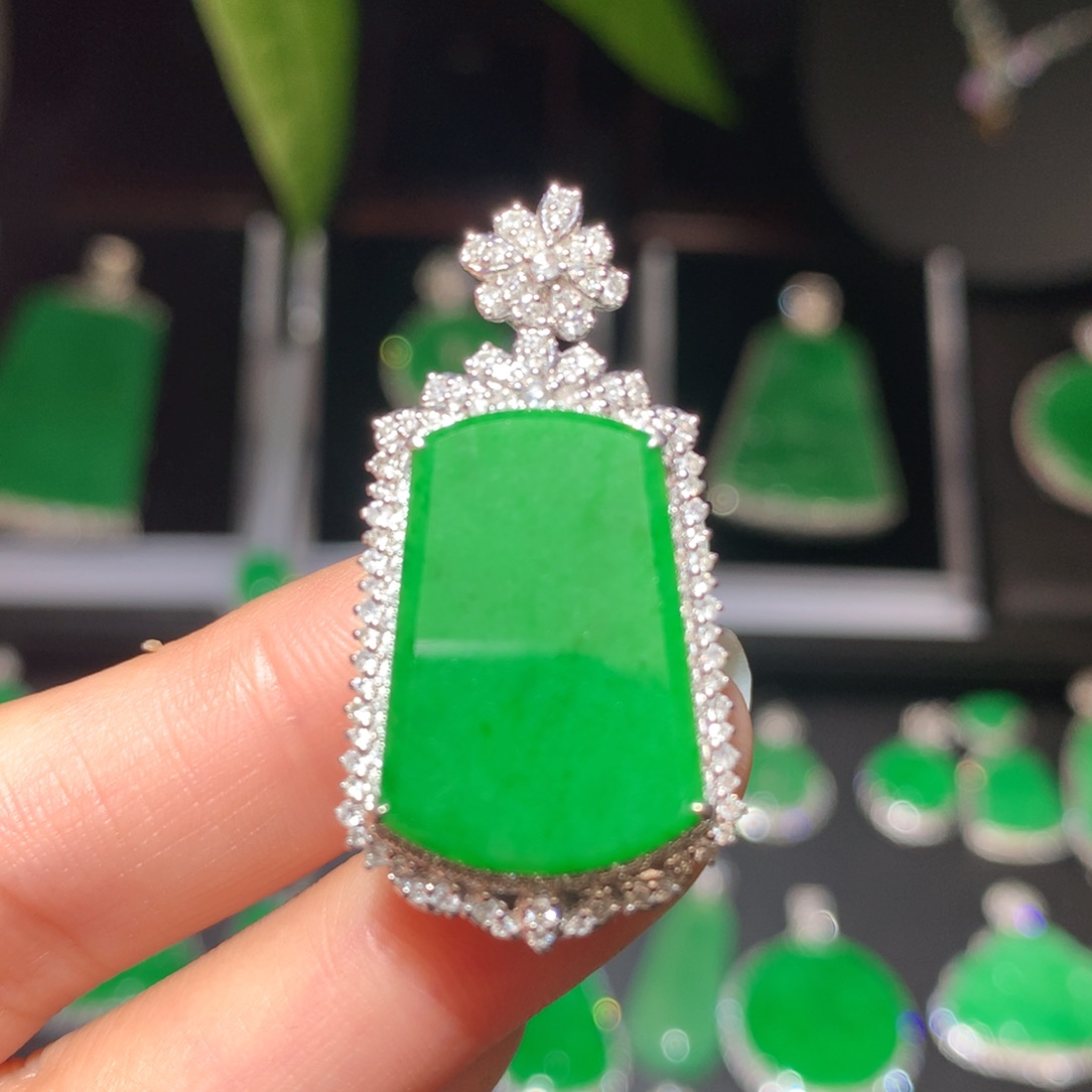 翡翠颈饰18K金镶嵌翡翠