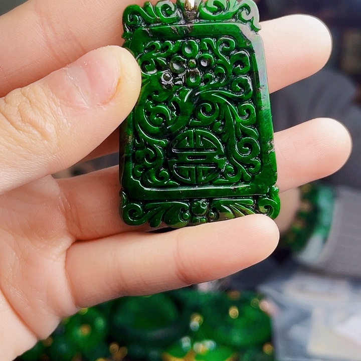 翡翠18K金镶嵌颈饰多样性