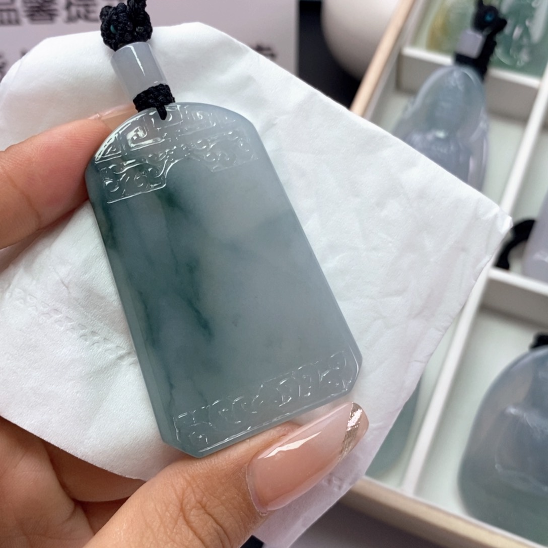 翡翠挂件未镶嵌翡翠