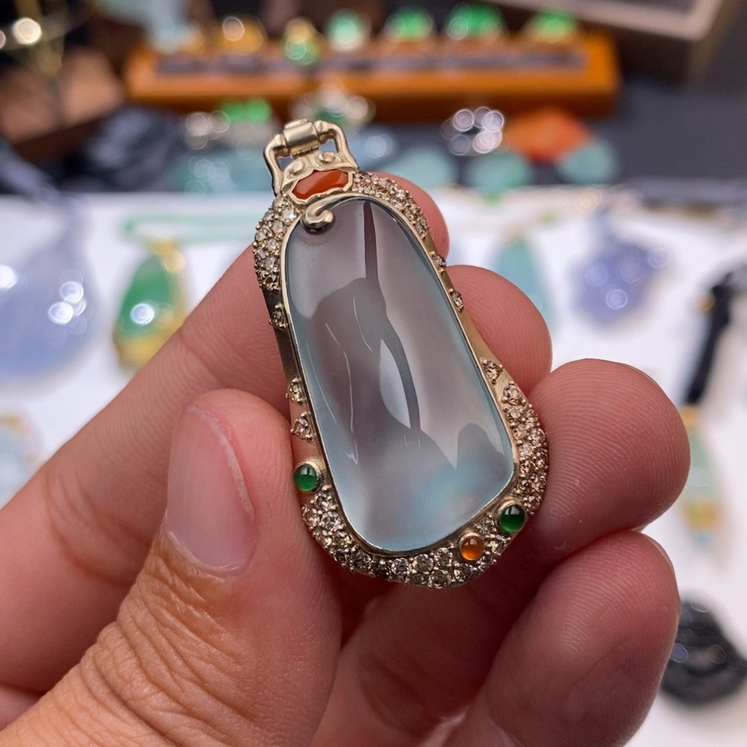 翡翠颈饰18K金镶嵌高冰天空蓝无事牌