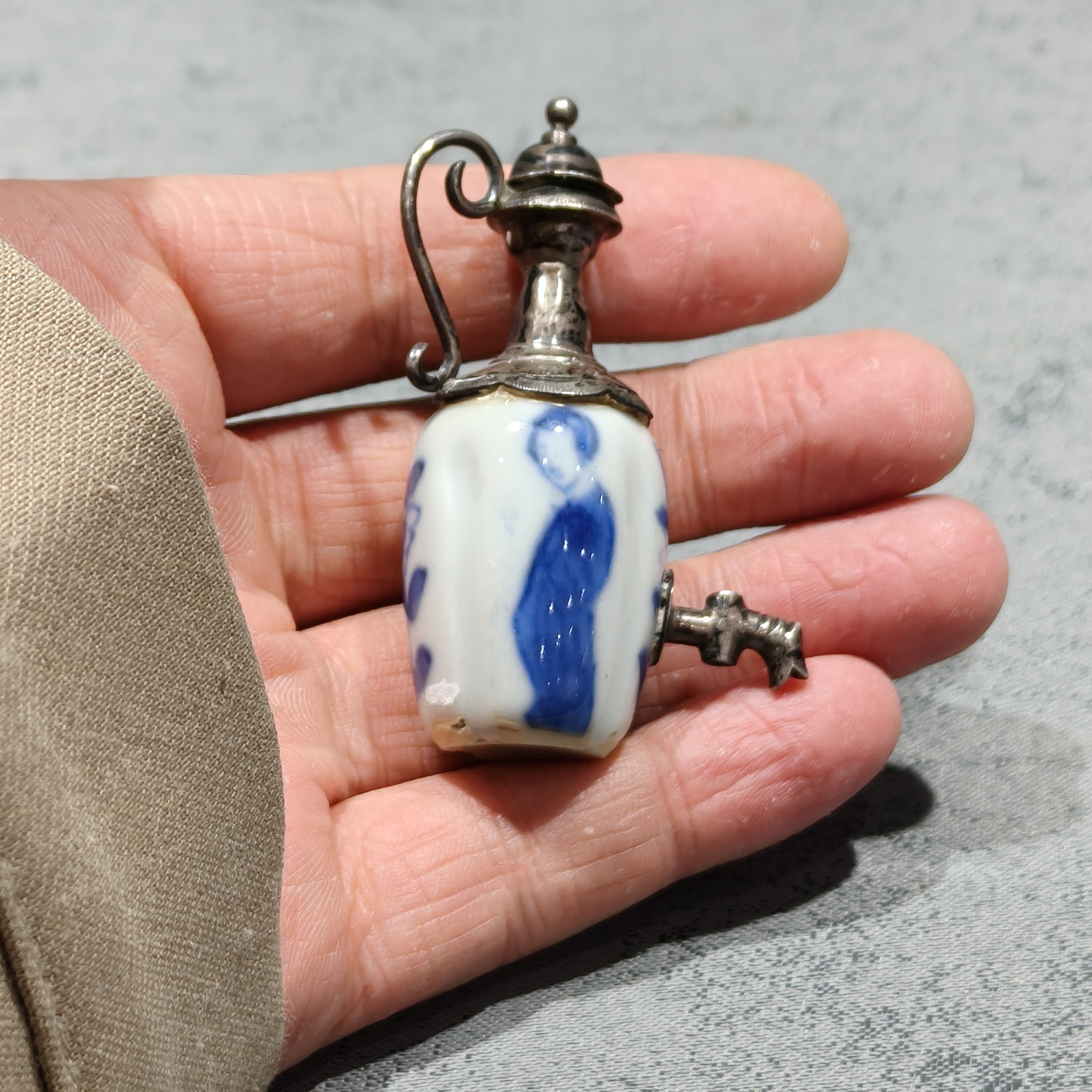 青花人物绘花小壶