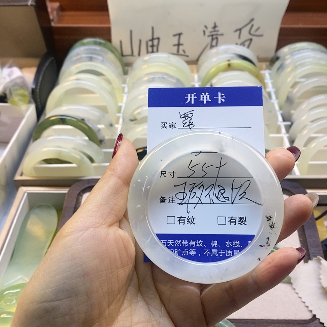 蛇纹石玉手镯未镶嵌露***亮