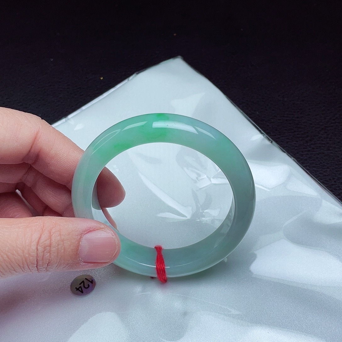 翡翠手镯未镶嵌52圈