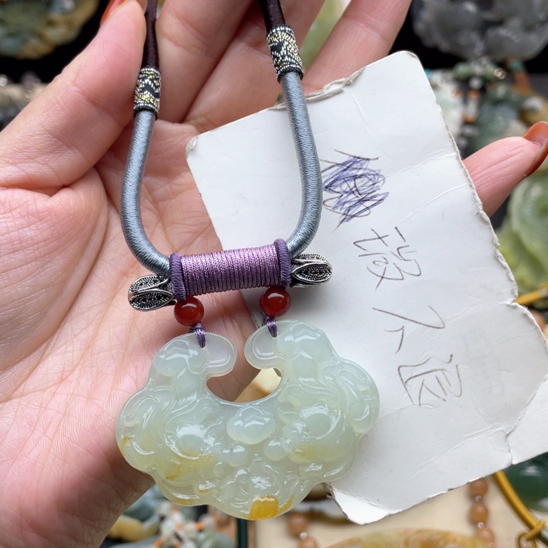 蛇纹石玉颈饰未镶嵌