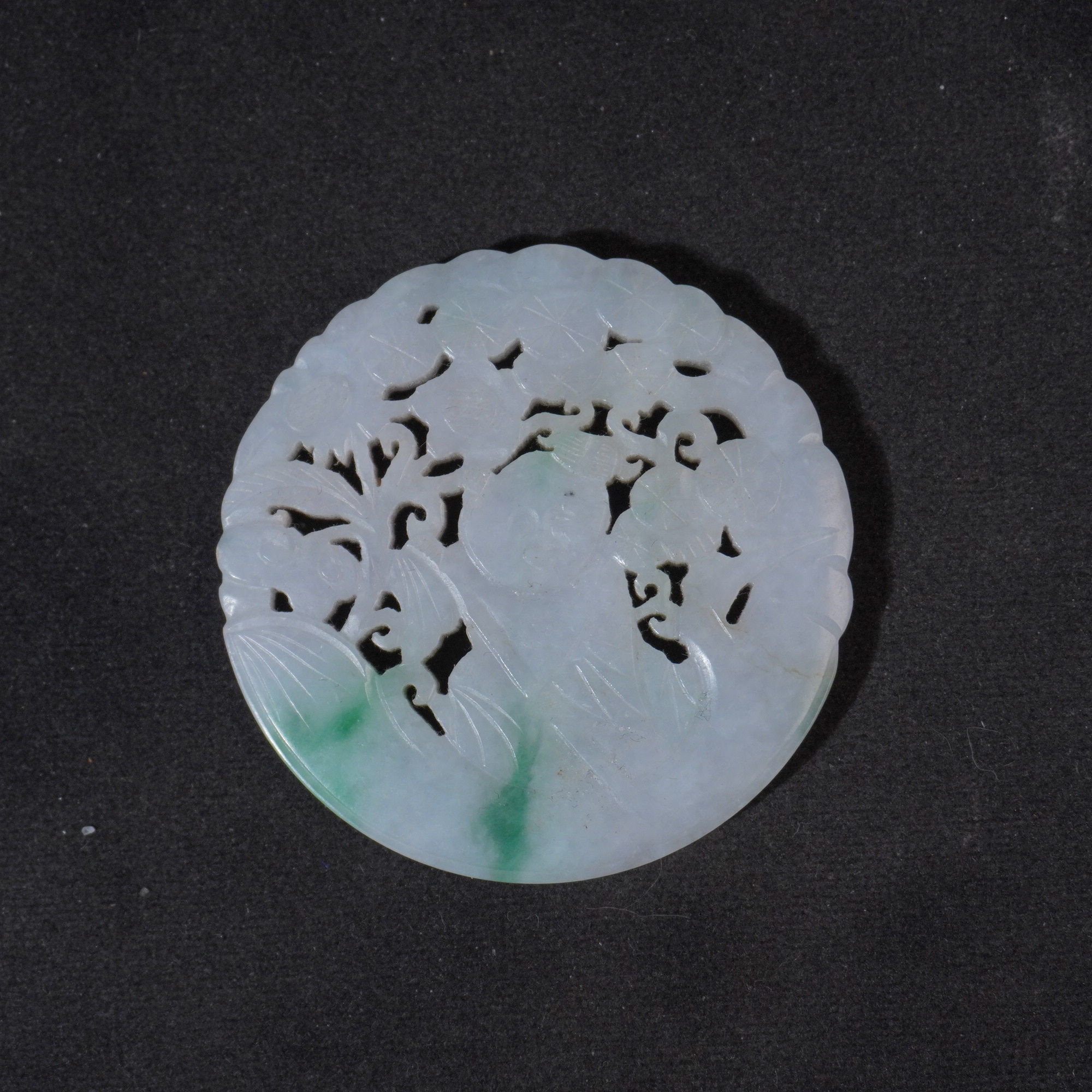 6SE132  清  翡翠双面雕童子佩