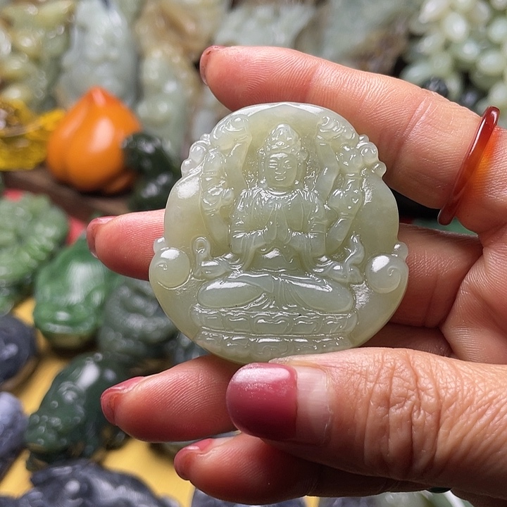 拿***下和田玉未镶嵌颈饰