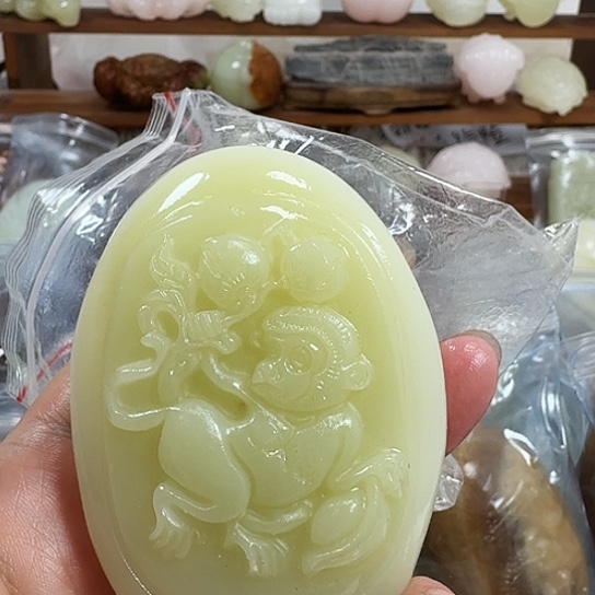 荣***哥砖雕石头手把件石头手把件