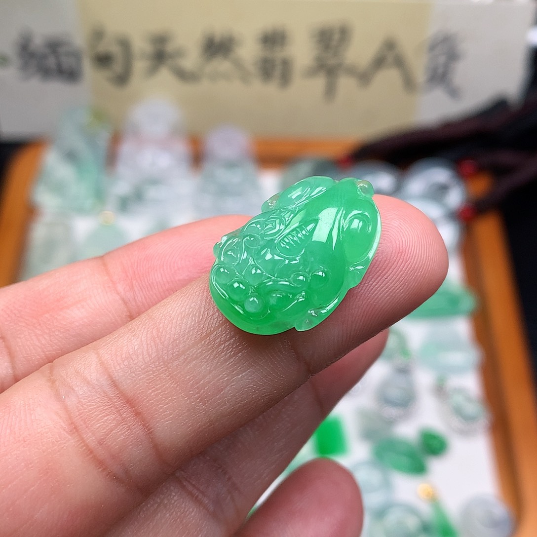 翡翠裸石缅甸天然A货翡翠阳绿貔貅