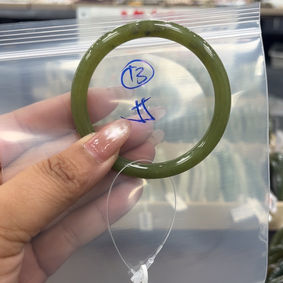 张***姐和田玉未镶嵌手镯