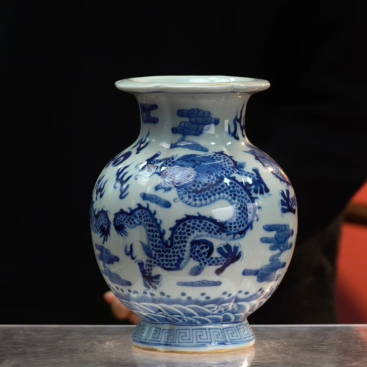 青花云龙戏珠纹花口樽