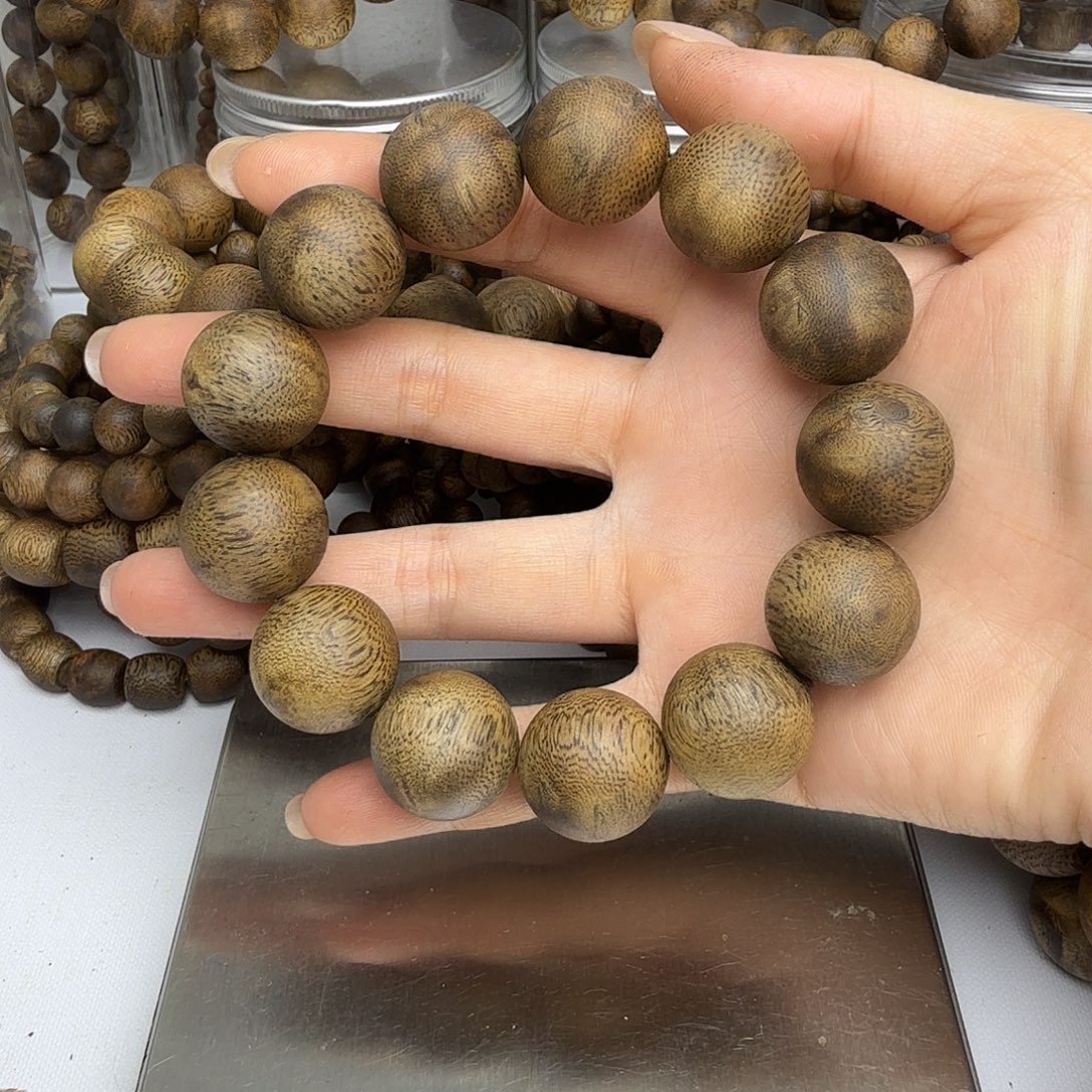 用***7沉香手串1.8规格的24克+