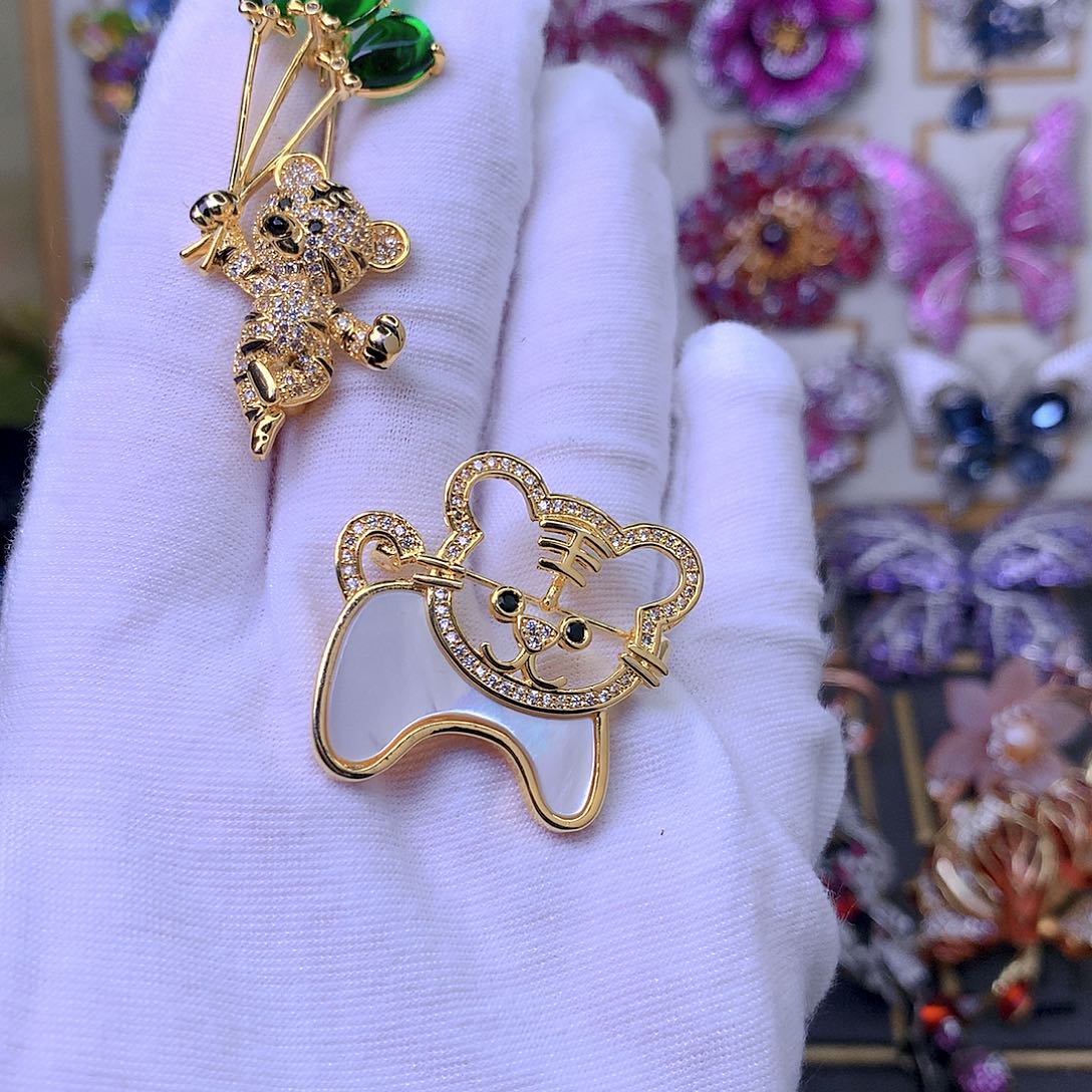 合成立方氧化锆铜胸针2个