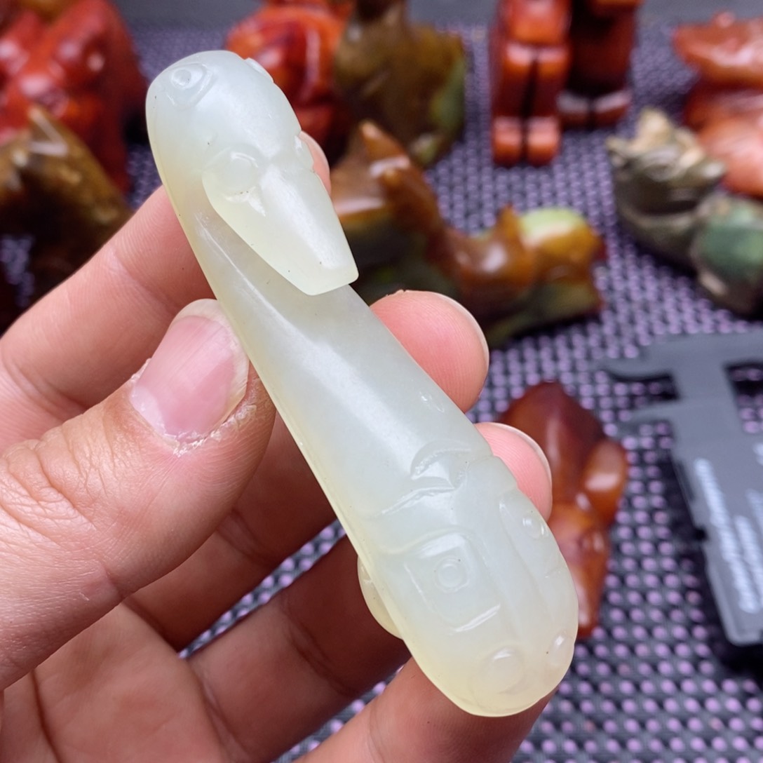蛇纹石玉颈饰未镶嵌