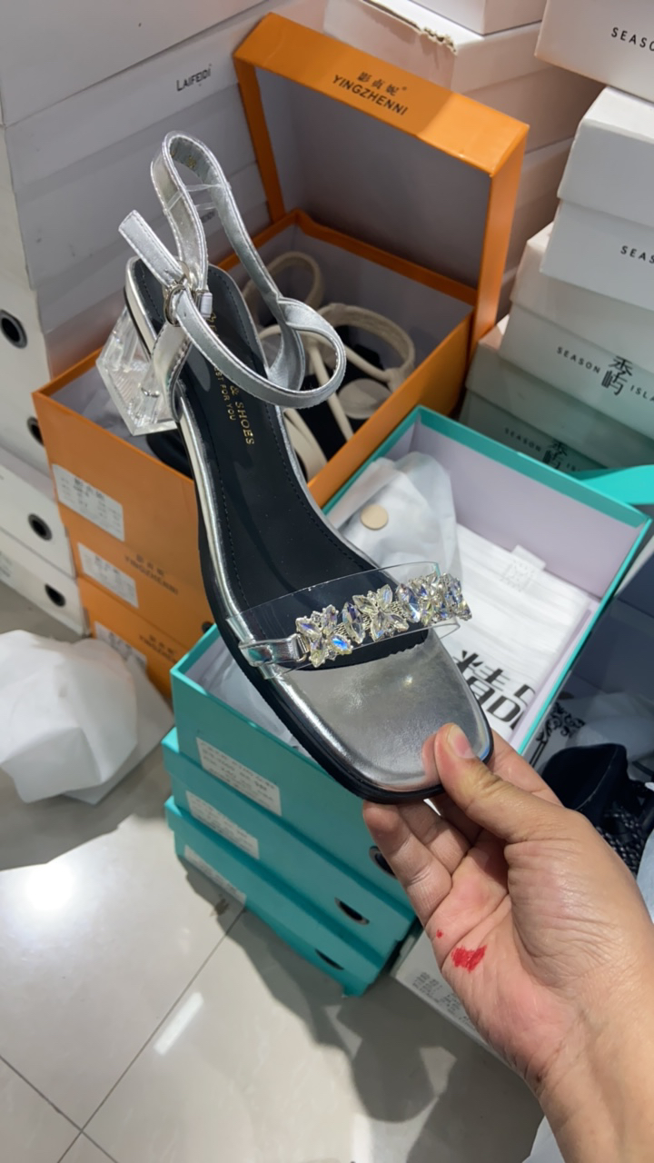 水钻方头中跟露趾纯色一字带凉鞋夏季鞋子女士平底气质时尚