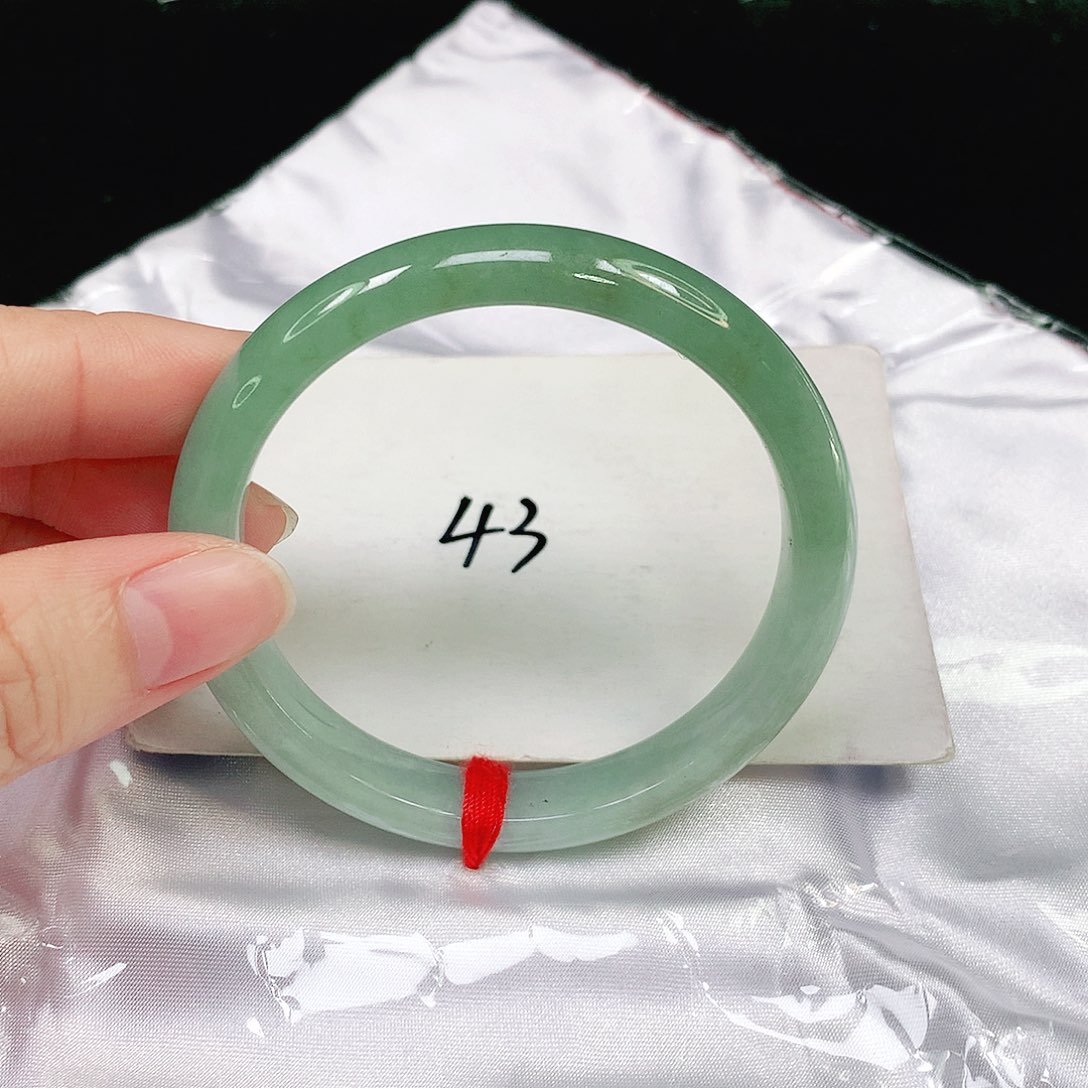 翡翠手镯未镶嵌翡翠手镯未镶嵌