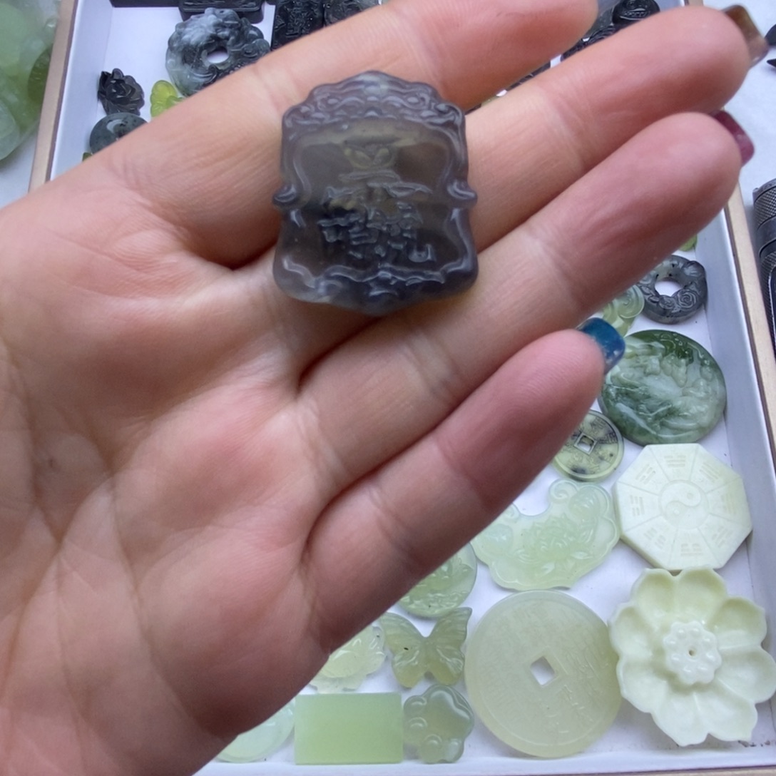 蛇纹石玉未镶嵌颈饰