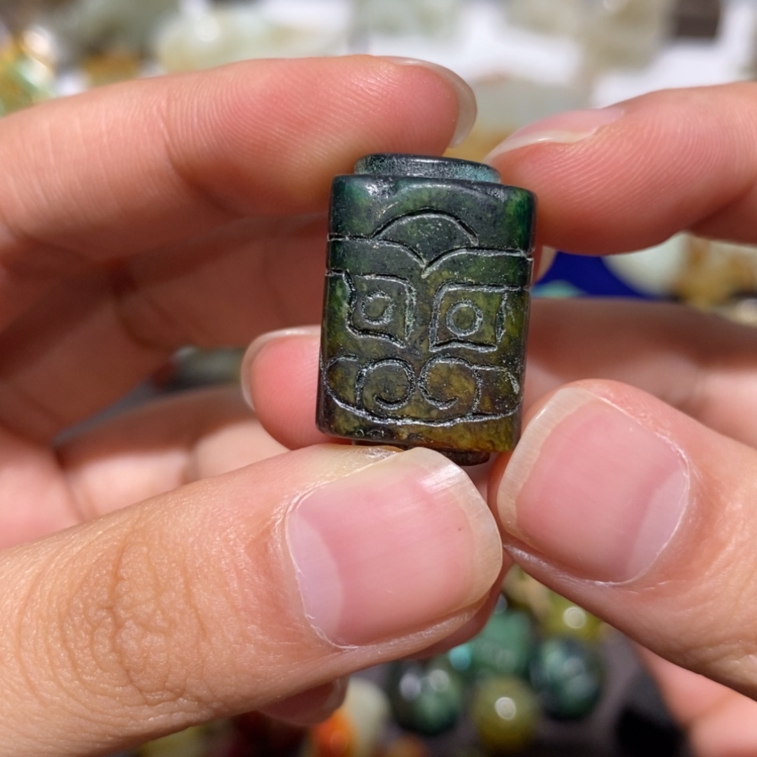 透闪石质玉未镶嵌颈饰