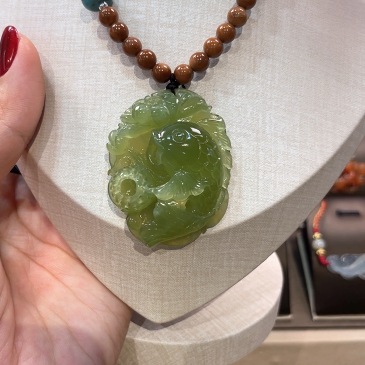 蛇纹石玉颈饰未镶嵌