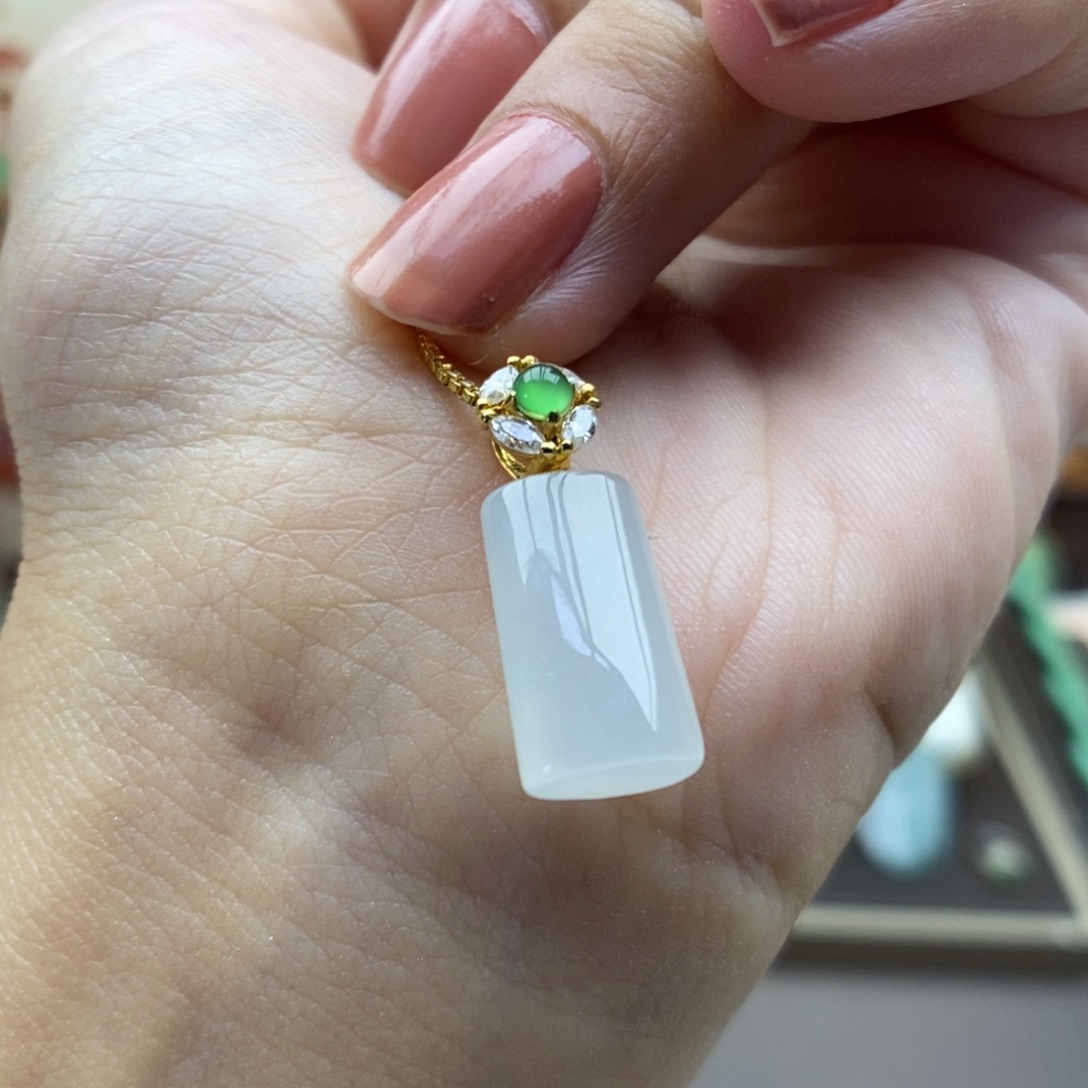 翡翠18K金镶嵌颈饰吊坠32