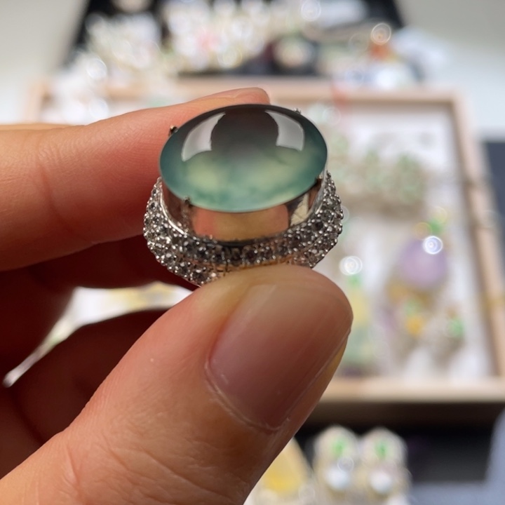 定制翡翠未镶嵌力推蓝钢蛋面