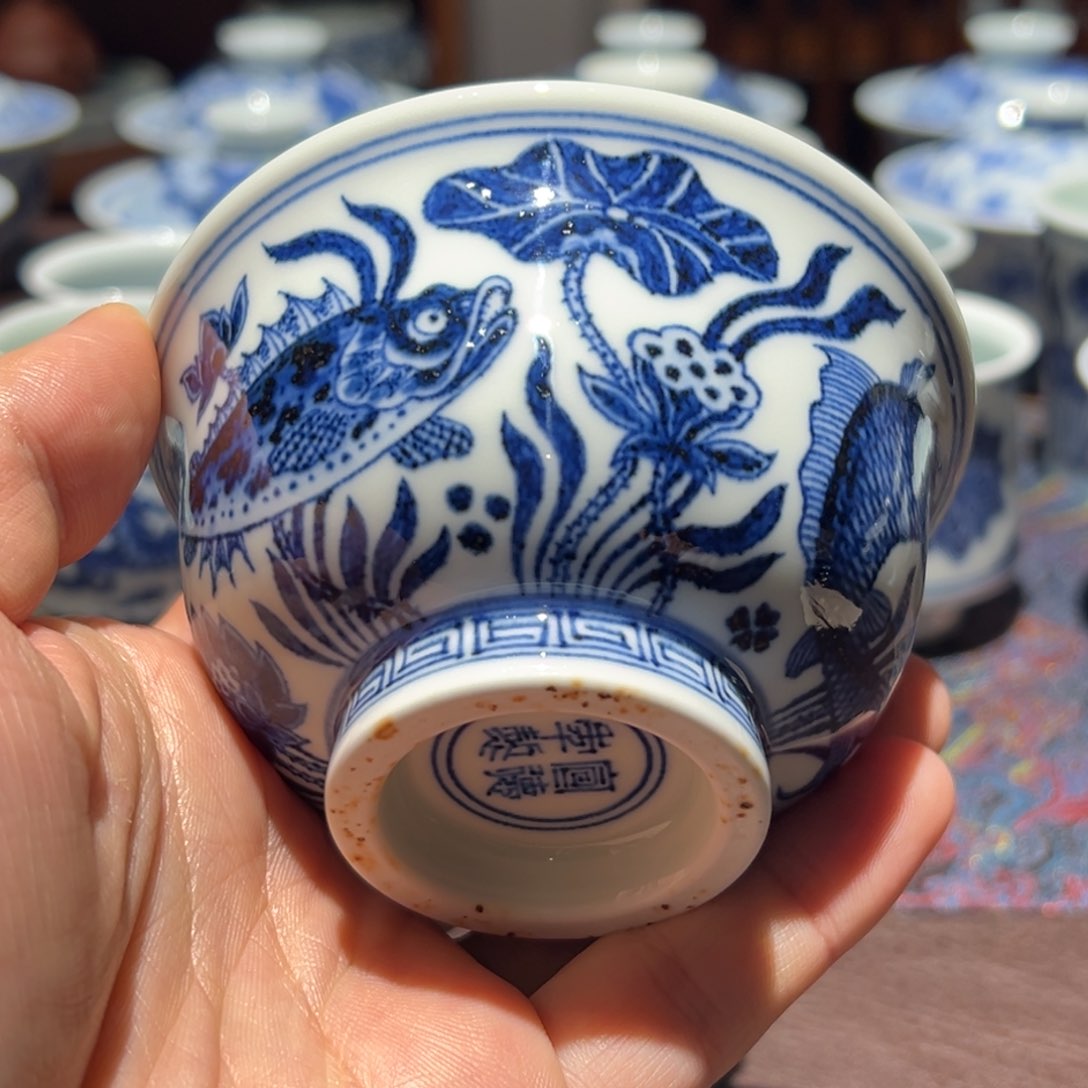 杯青花鱼藻纹压手杯口径约9.4厘米