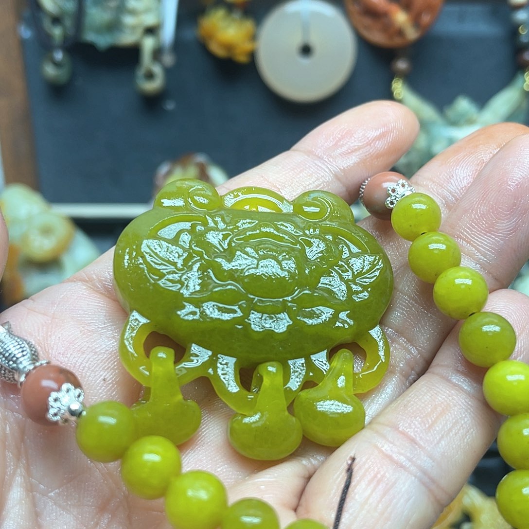 未镶嵌蛇纹石玉颈饰