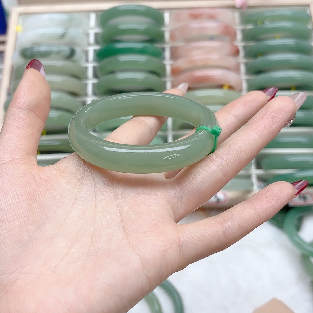 石英质玉手镯未镶嵌56